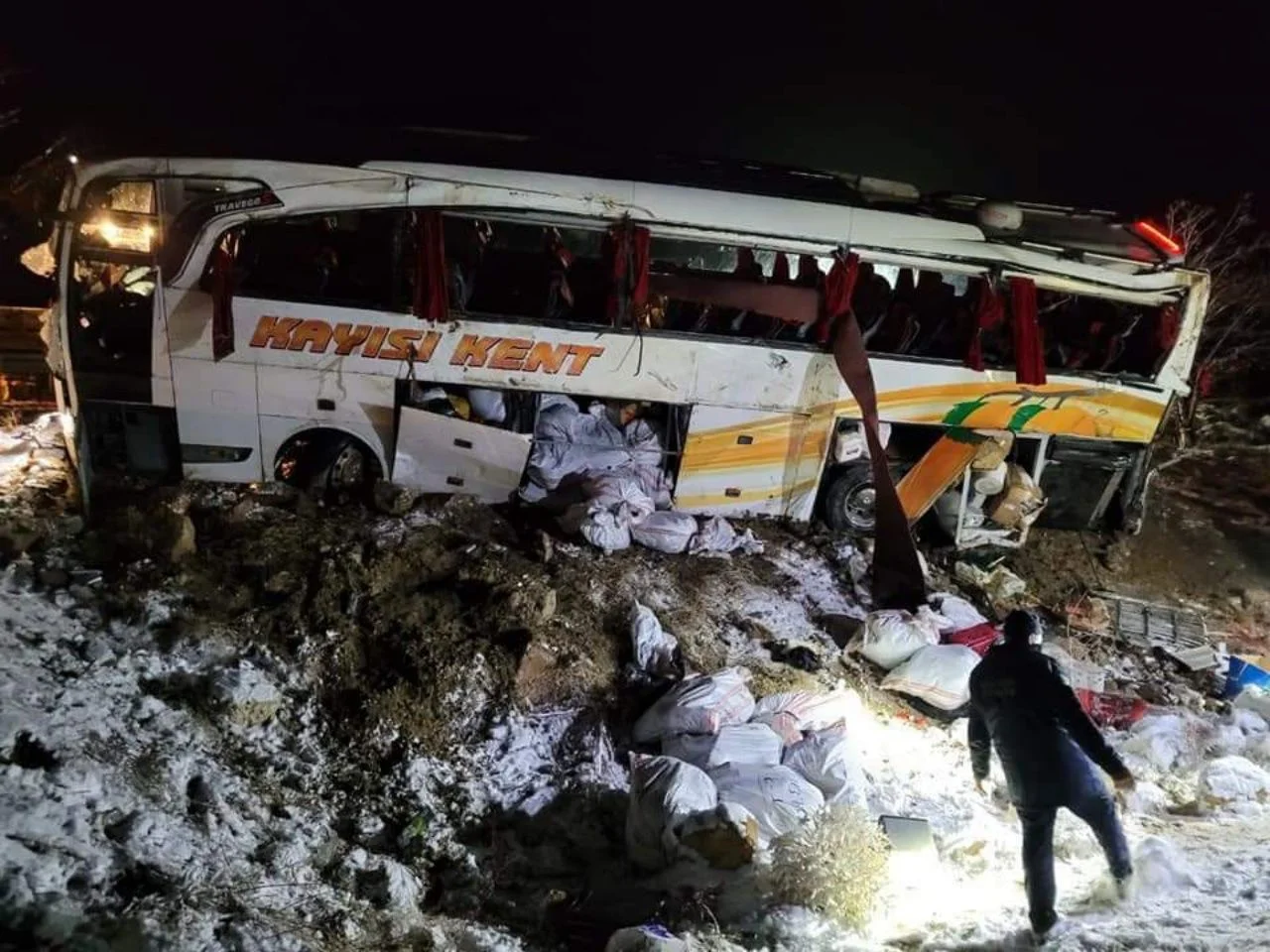 Kayseri'de feci kaza! Yolcu otobüsü şarampole devrildi: Çok sayıda ölü ve yaralılar var