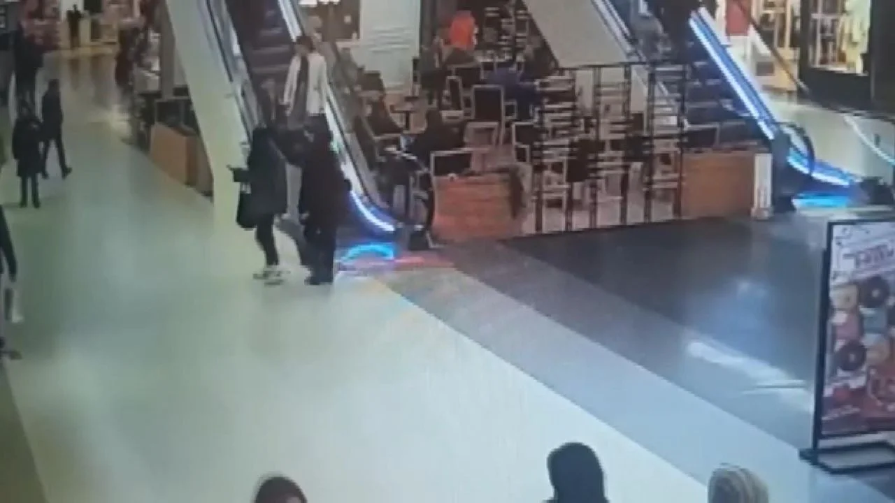 Küçük çocuğun ayağı yürüyen merdivene sıkışmıştı! Görüntüler ortaya çıktı