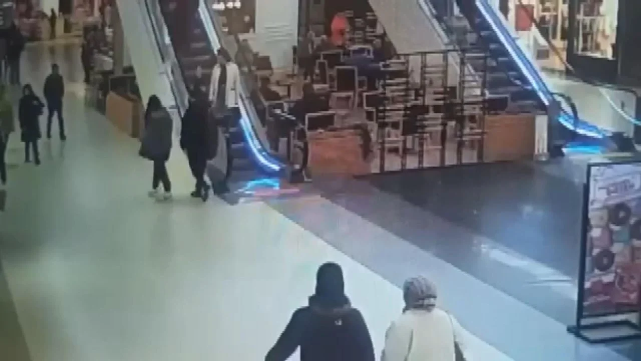 Küçük çocuğun ayağı yürüyen merdivene sıkışmıştı! Görüntüler ortaya çıktı