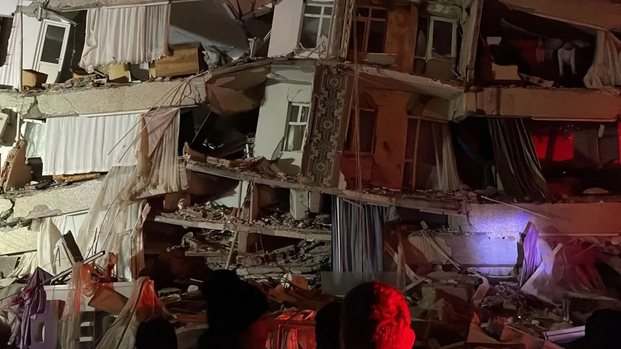 Kahramanmaraş'ta 7.4 büyüklüğünde deprem! Diyarbakır ve Malatya'da binalar yıkıldı