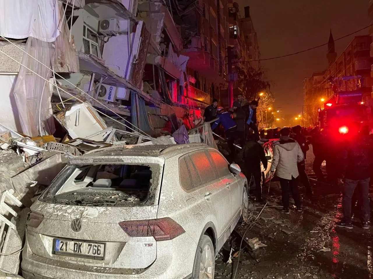 Kahramanmaraş'ta 7.4 büyüklüğünde deprem! Diyarbakır ve Malatya'da binalar yıkıldı