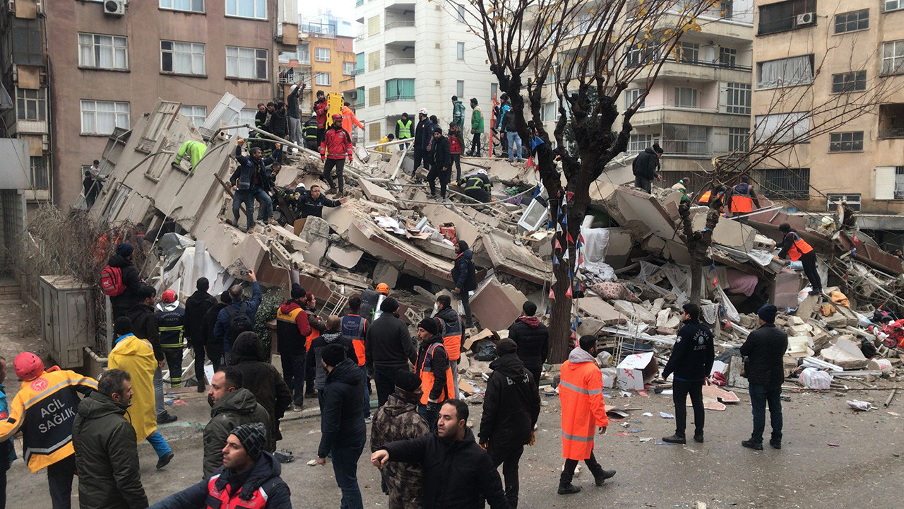 Kahramanmaraş depreminin ardından ünlülerden 'geçmiş olsun' mesajları