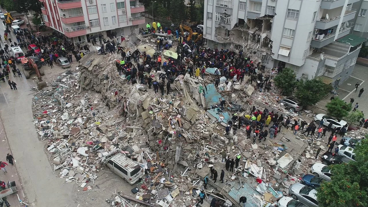 Volkan Demirel'in eşi Zeynep Sever Demirel gözyaşları içinde deprem bölgesine yardım istedi