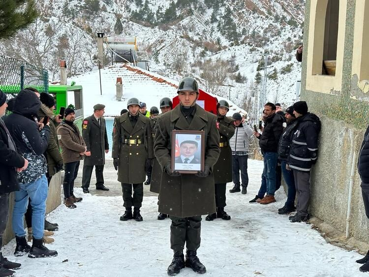Enkazdan kurtulup, eşi ve oğlunun cenazesine katıldı!