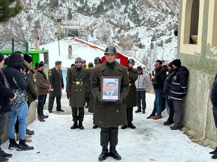 Enkazdan kurtulup, eşi ve oğlunun cenazesine katıldı!