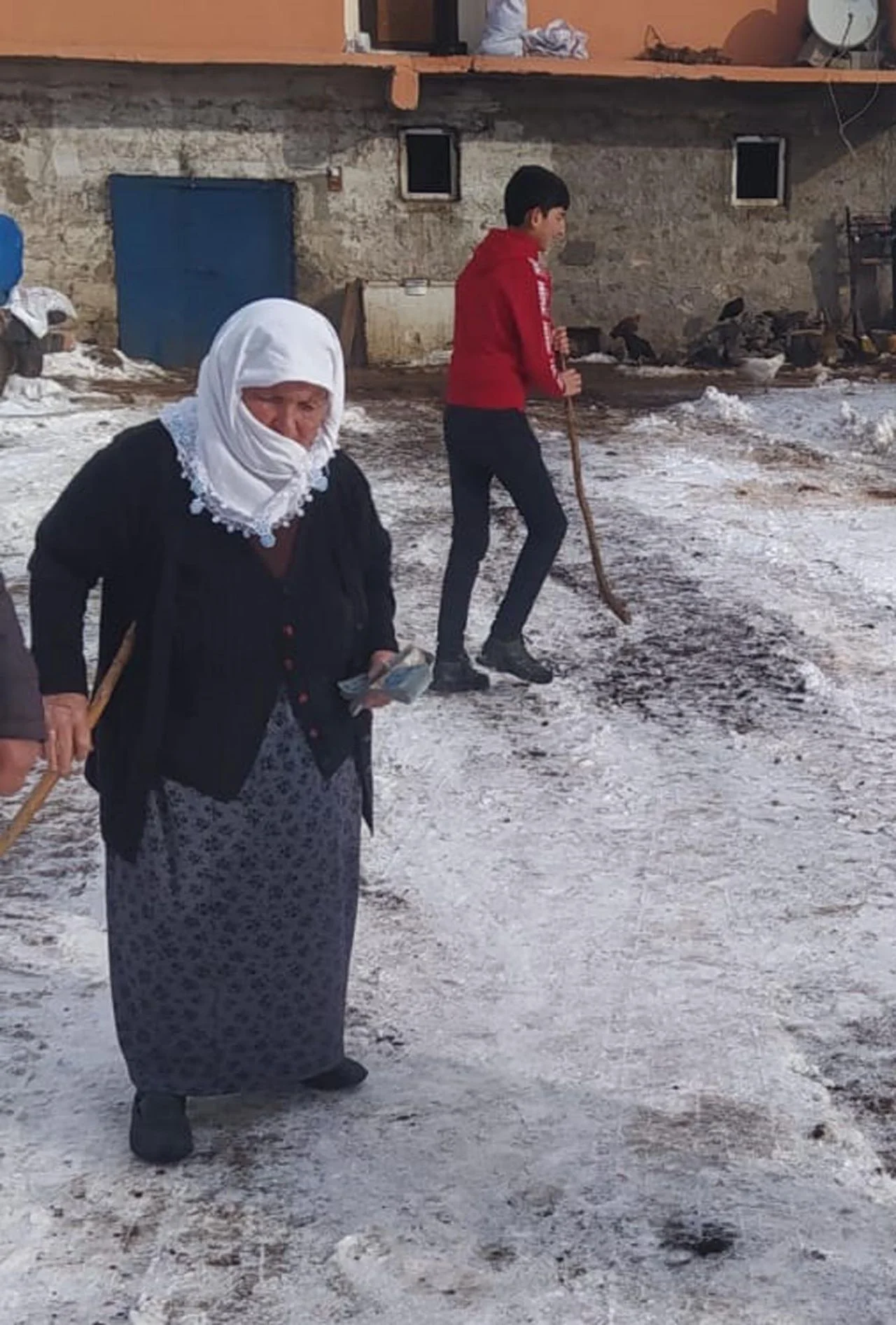 85 milyon tek yürek! 70 yaşında Sarıgül nine, düvesini depremzedeler için sattı