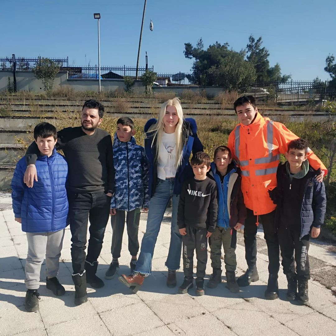İki şarkıcıdan yürekleri ısıtan hareket! Aleyna Tilki ve Sefo, Hatay'da depremzede çocuklarla buluştu