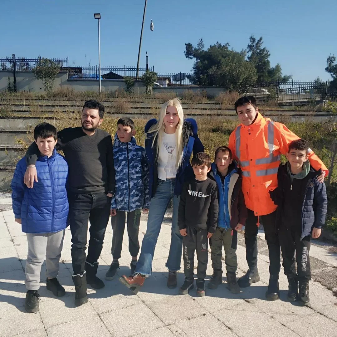 İki şarkıcıdan yürekleri ısıtan hareket! Aleyna Tilki ve Sefo, Hatay'da depremzede çocuklarla buluştu