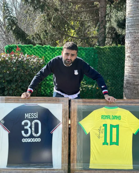 CZN Burak, Ronaldinho ve Messi'nin formalarını depremzedeler  için açık artırmaya çıkarttı