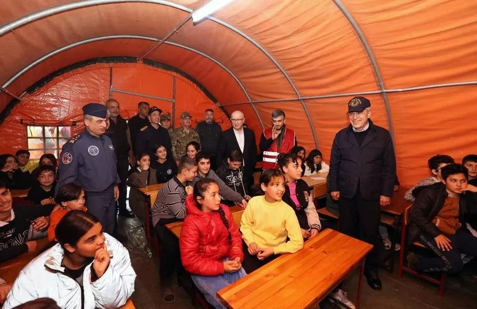 Bakan Akar Hatay'da! Mehmetçik okulunu ve Mehmet Şef'i ziyaret etti