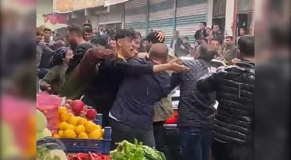 Park yeri kavgasında tansiyon yükseldi! Taş, sopa ve bıçaklar havada uçuştu, 1 kişi yaralandı
