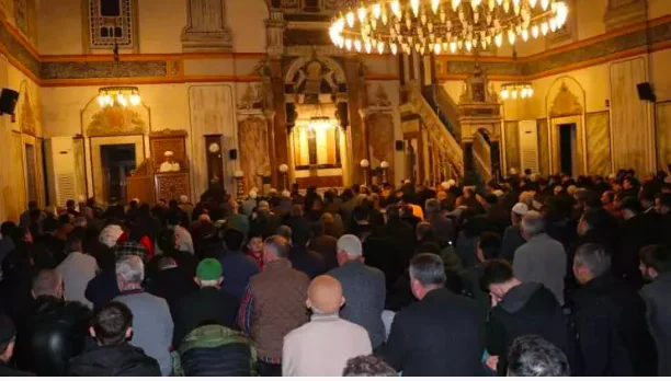 Kadir Gecesi'nde vatandaşlar camilere akın etti
