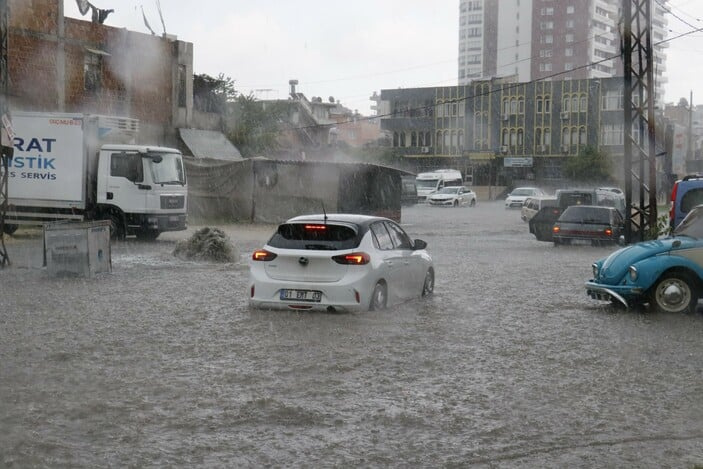 Adana'da sağanak yağış ve dolu vurdu
