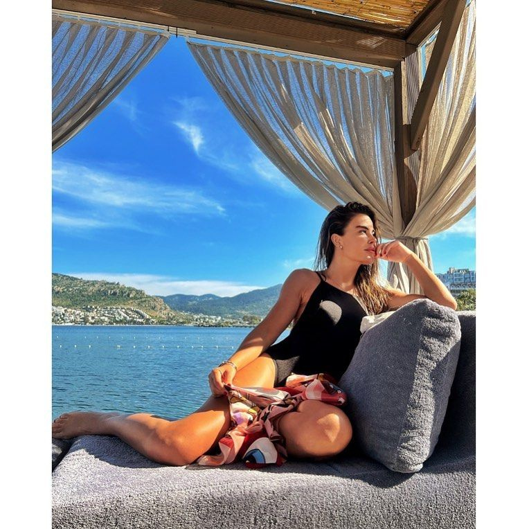Zeynep Bastık, Dilan Çiçek Deniz, Müge Boz... Ünlüler plajlara akın etti! İşte birbirinden güzel isimlerin tatil pozları
