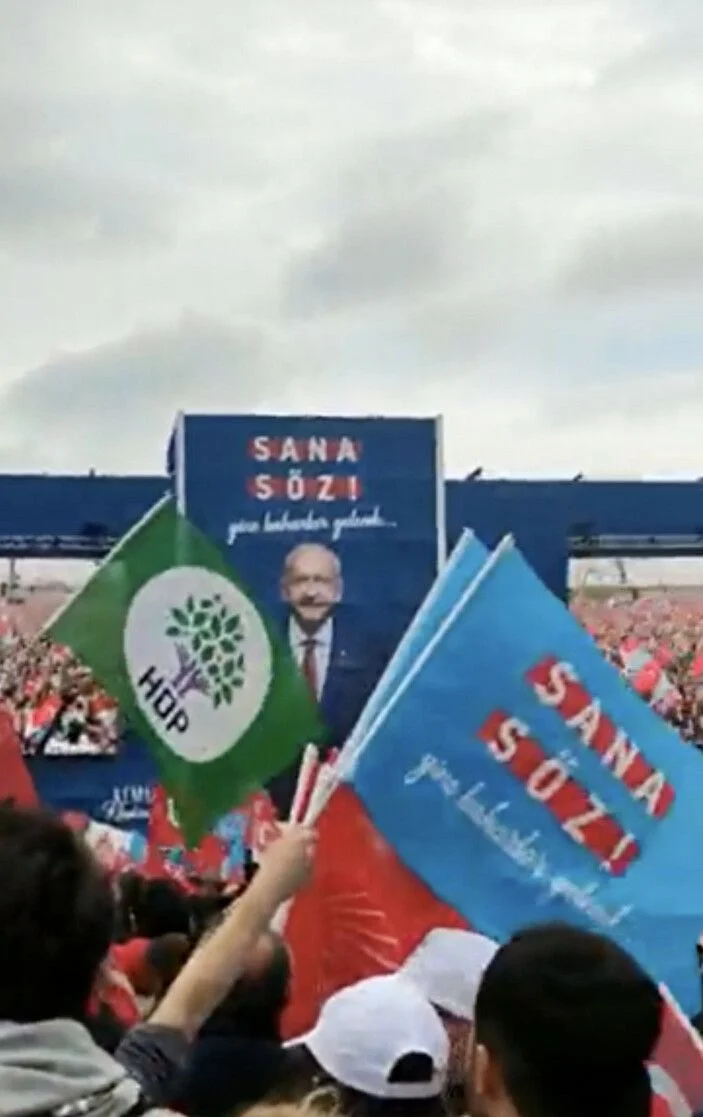 HDP, gizli ortağını yalnız bırakmadı! Maltepe mitinginde HDP bayrakları sallandı