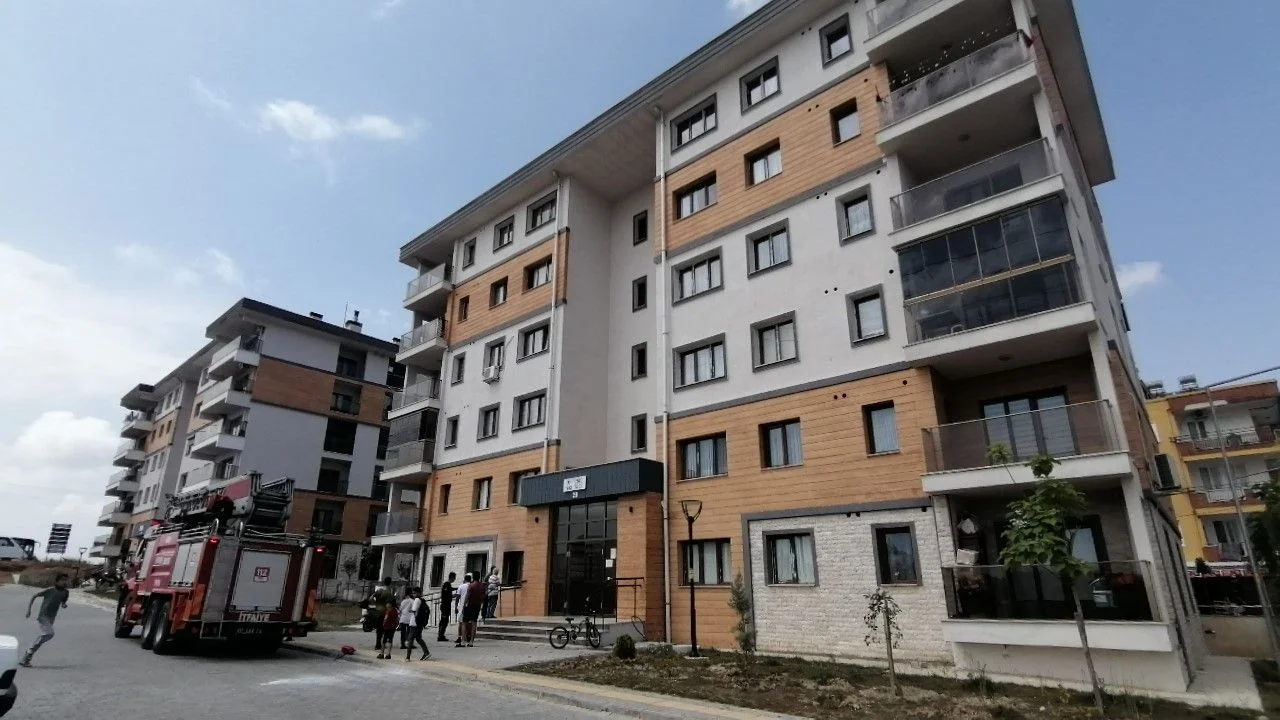 Şarjda bırakılan telefon bomba gibi patladı! Apartman yok oluyordu...