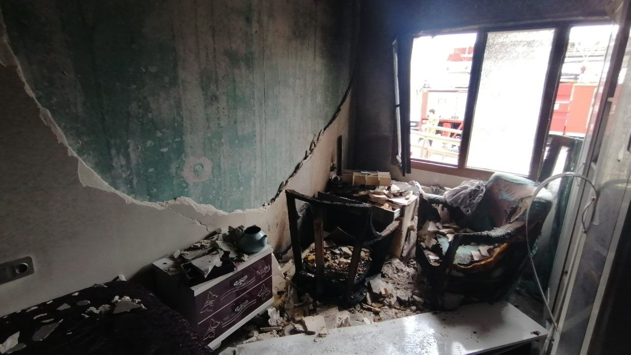 Şarjda bırakılan telefon bomba gibi patladı! Apartman yok oluyordu...