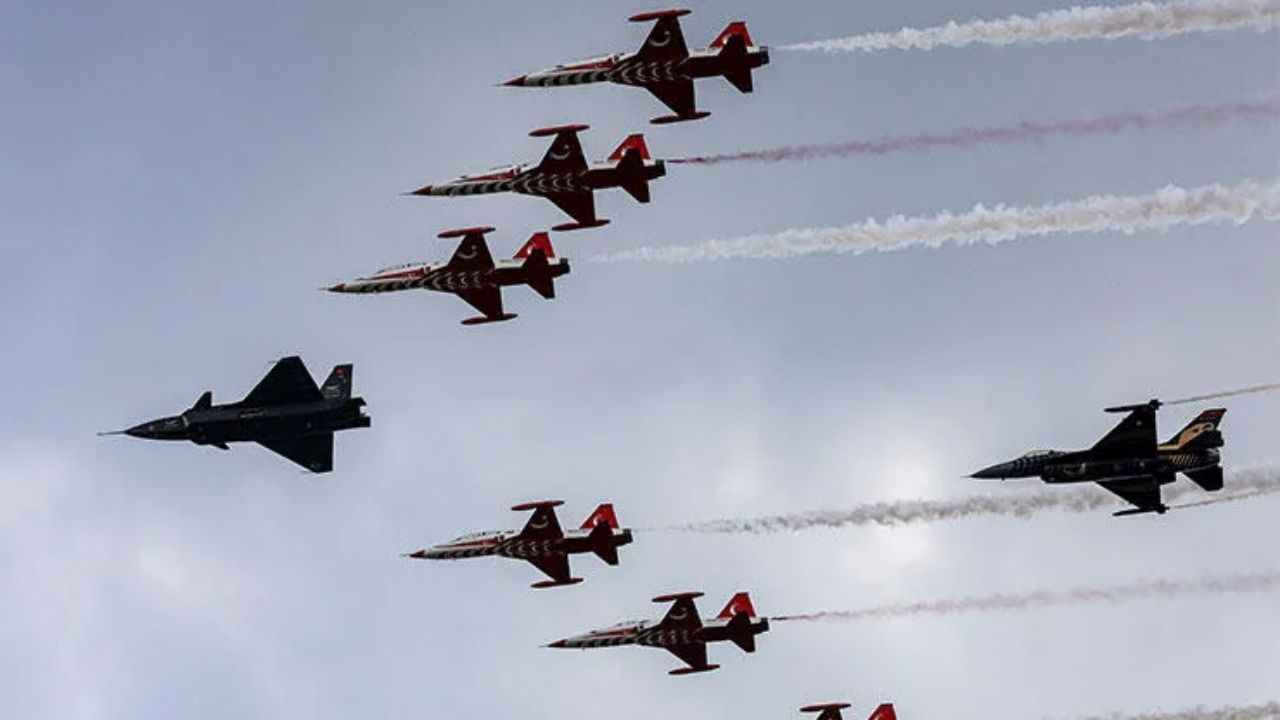 Türk havacılık tarihinde bir ilk! Baykar Kızılelma, SoloTürk'lerle kol uçuşu gerçekleştirdi