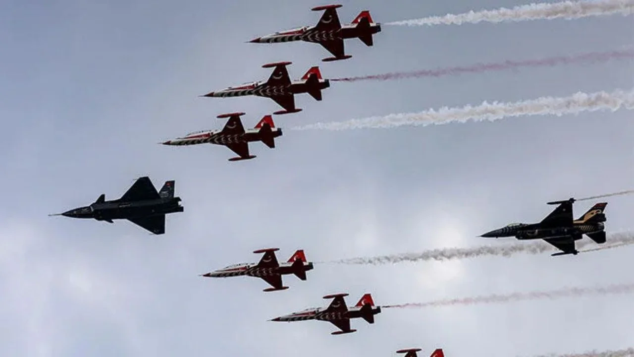 Türk havacılık tarihinde bir ilk! Baykar Kızılelma, SoloTürk'lerle kol uçuşu gerçekleştirdi