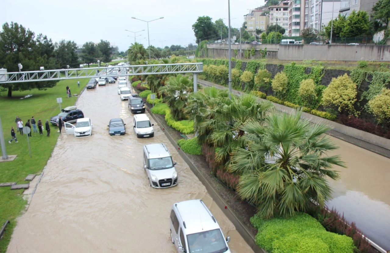 Samsun'da yine sel felaketi! Yollar göle döndü, insanlar araçlarında mahsur kaldı