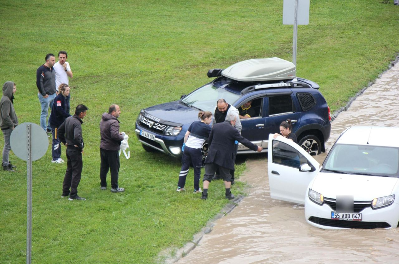 Samsun'da yine sel felaketi! Yollar göle döndü, insanlar araçlarında mahsur kaldı