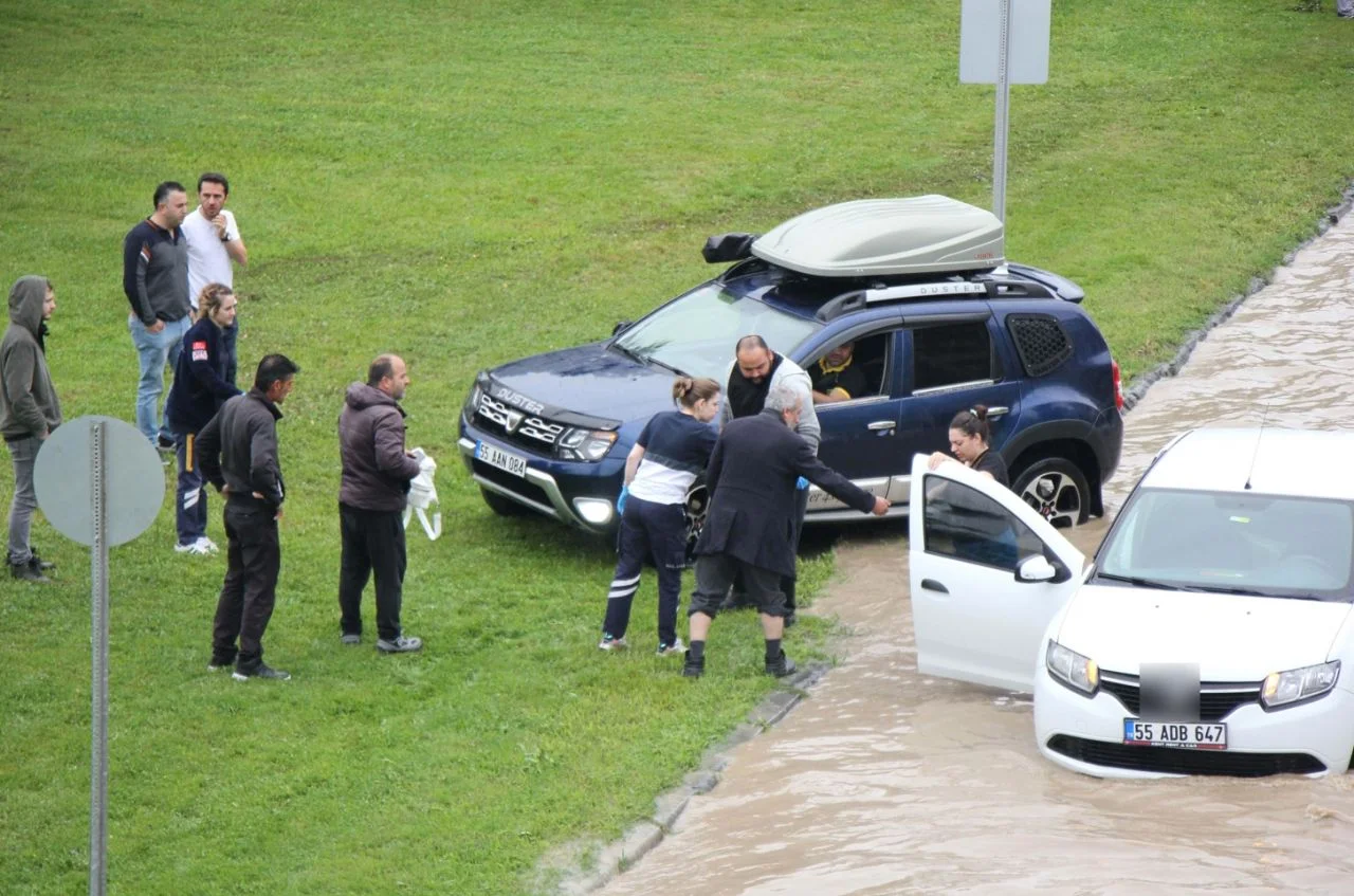 Samsun'da yine sel felaketi! Yollar göle döndü, insanlar araçlarında mahsur kaldı