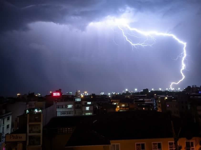 İstanbul’da şimşekler geceyi gündüze çevirdi!
