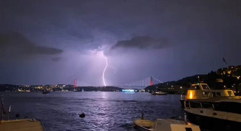 İstanbul’da şimşekler geceyi gündüze çevirdi!