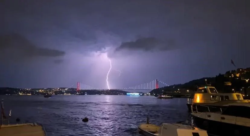İstanbul’da şimşekler geceyi gündüze çevirdi!