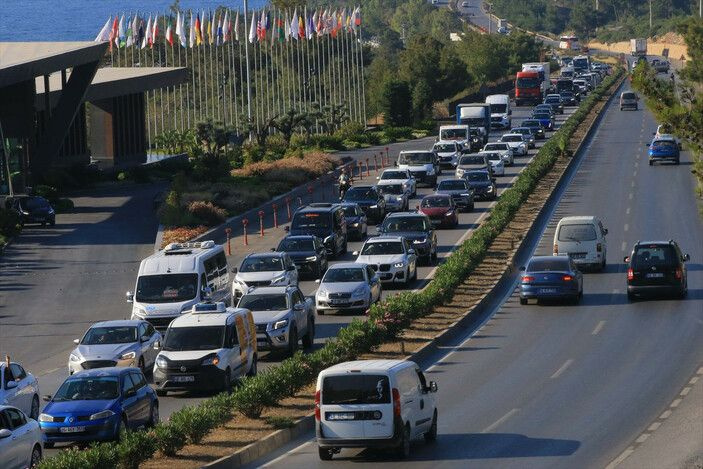Tatil cenneti Bodrum'a 60 saatte 60 bin araç giriş yaptı! Sahillerde adım atacak yer kalmadı...