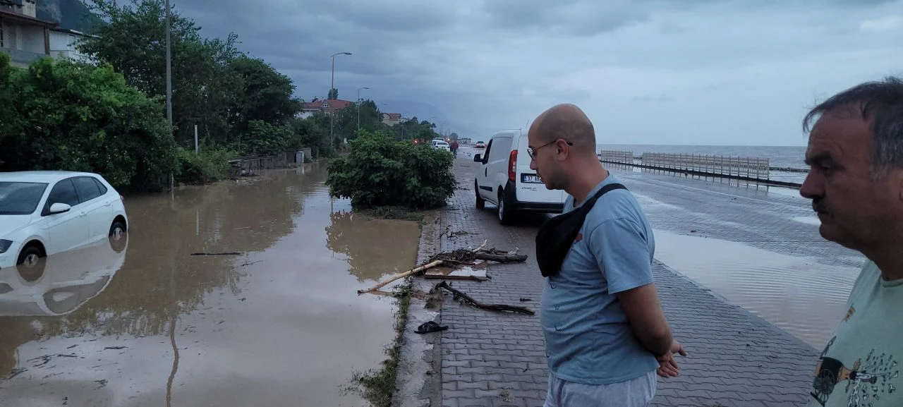 Kastamonu'da sel felaketi: 3 mahallede ev ve iş yerlerini su bastı! O yol ulaşıma kapandı