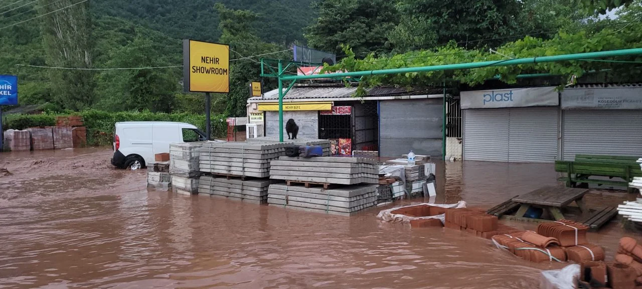Kastamonu'da sel felaketi: 3 mahallede ev ve iş yerlerini su bastı! O yol ulaşıma kapandı