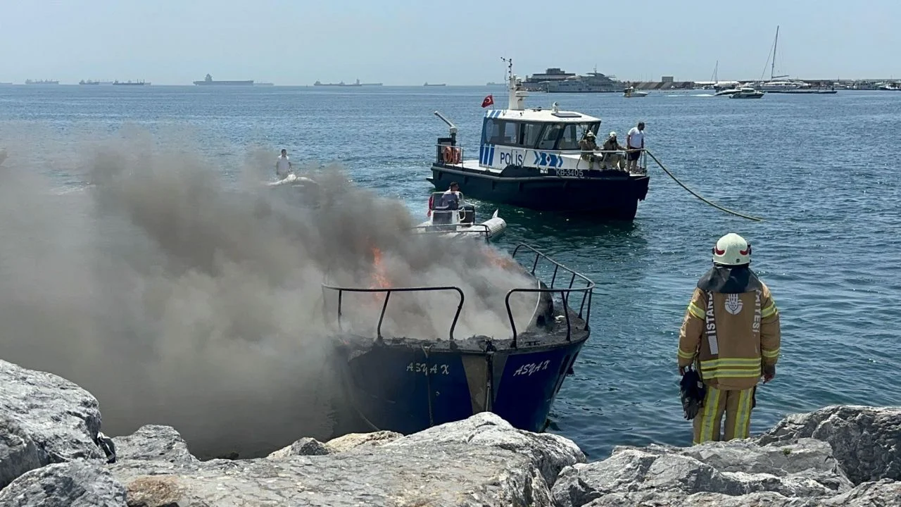 Pendik sahilinde teknede yangın! Çok sayıda ekip olay yerinde...