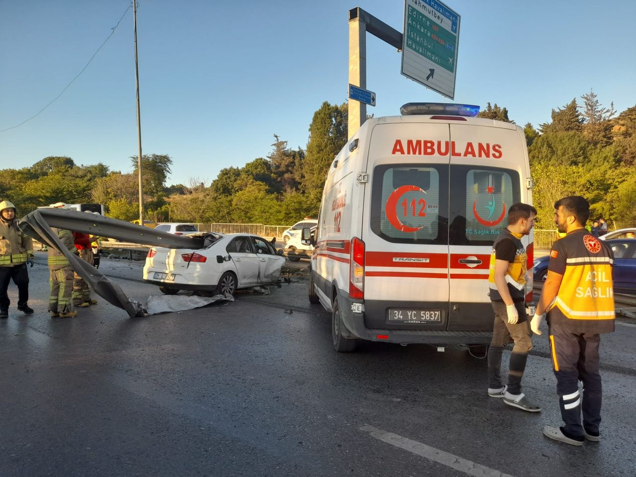 Ön camından girip arka camından çıktı! D-100'de kan donduran kaza: Bariyere ok gibi saplandı...1 ölü