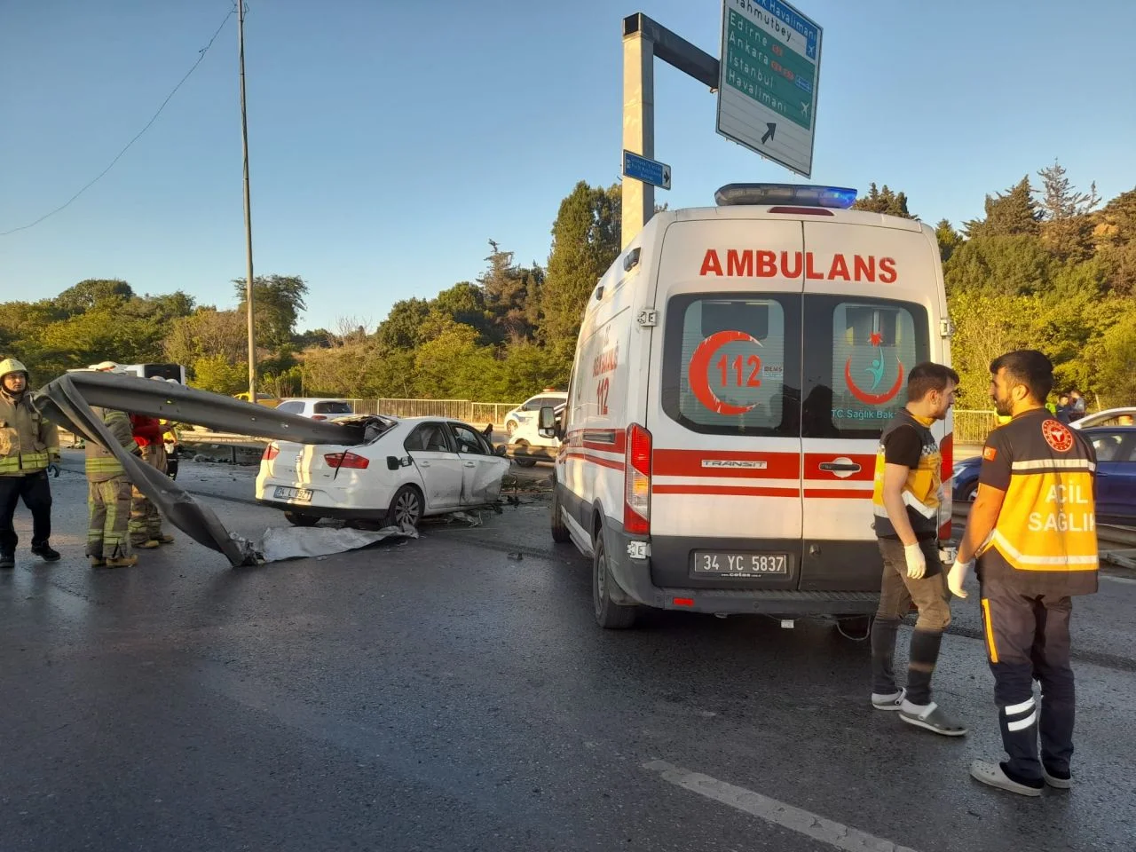 Ön camından girip arka camından çıktı! D-100'de kan donduran kaza: Bariyere ok gibi saplandı...1 ölü