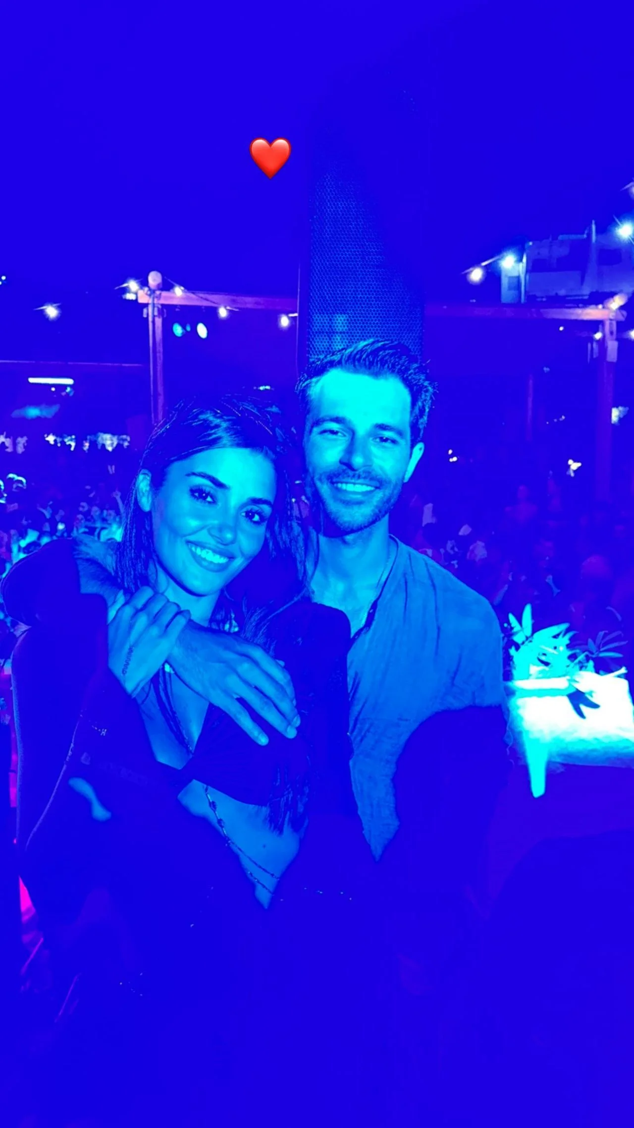 Hande Erçel'den teknede tatil pozu! Siyah elbisesiyle büyüledi