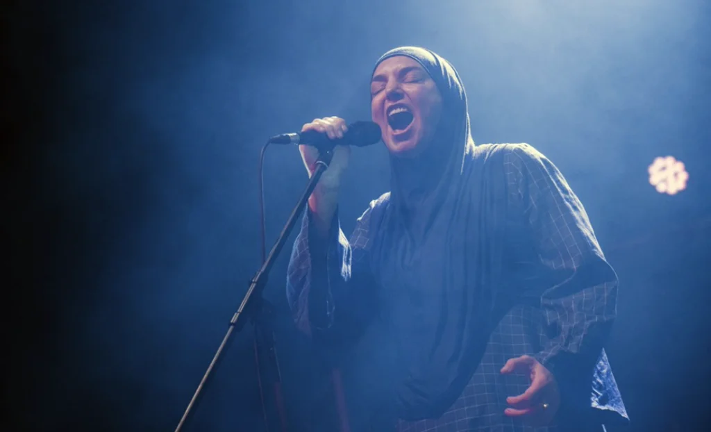 Sinead O’Connor, binlerce seveni tarafından son yolculuğuna uğurlandı