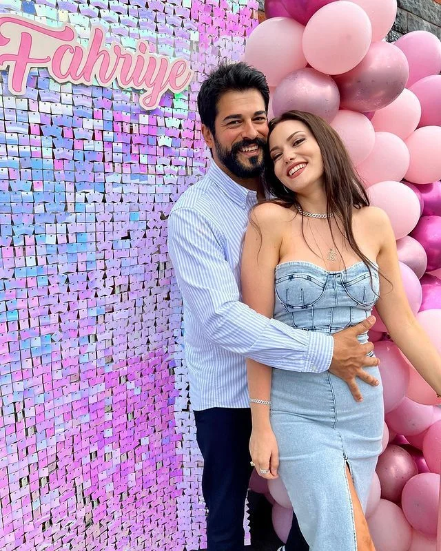 Tatil pozlarını paylaşmaya doyamadı! Fahriye Evcen'den teknede dudak uçuklatan kareler
