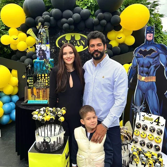 Tatil pozlarını paylaşmaya doyamadı! Fahriye Evcen'den teknede dudak uçuklatan kareler
