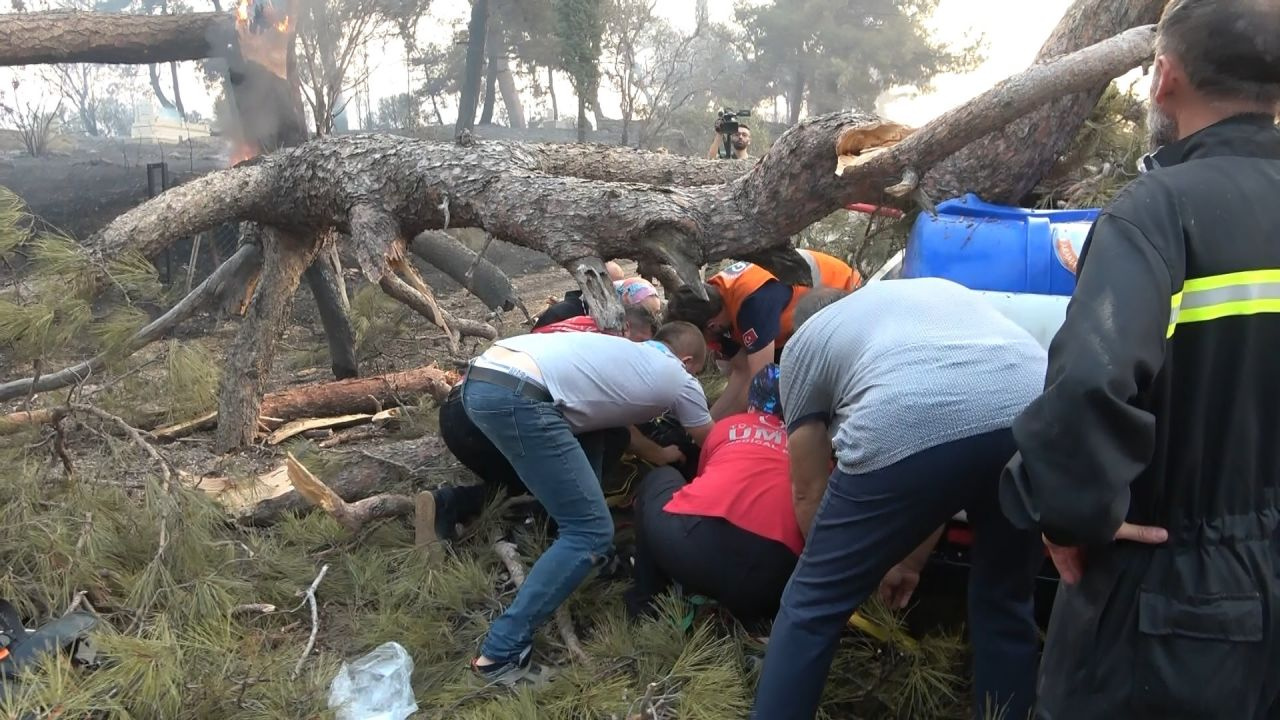 Çanakkale'de orman yangını! Alevlere müdahale eden görevlinin üzerine ağaç devrildi