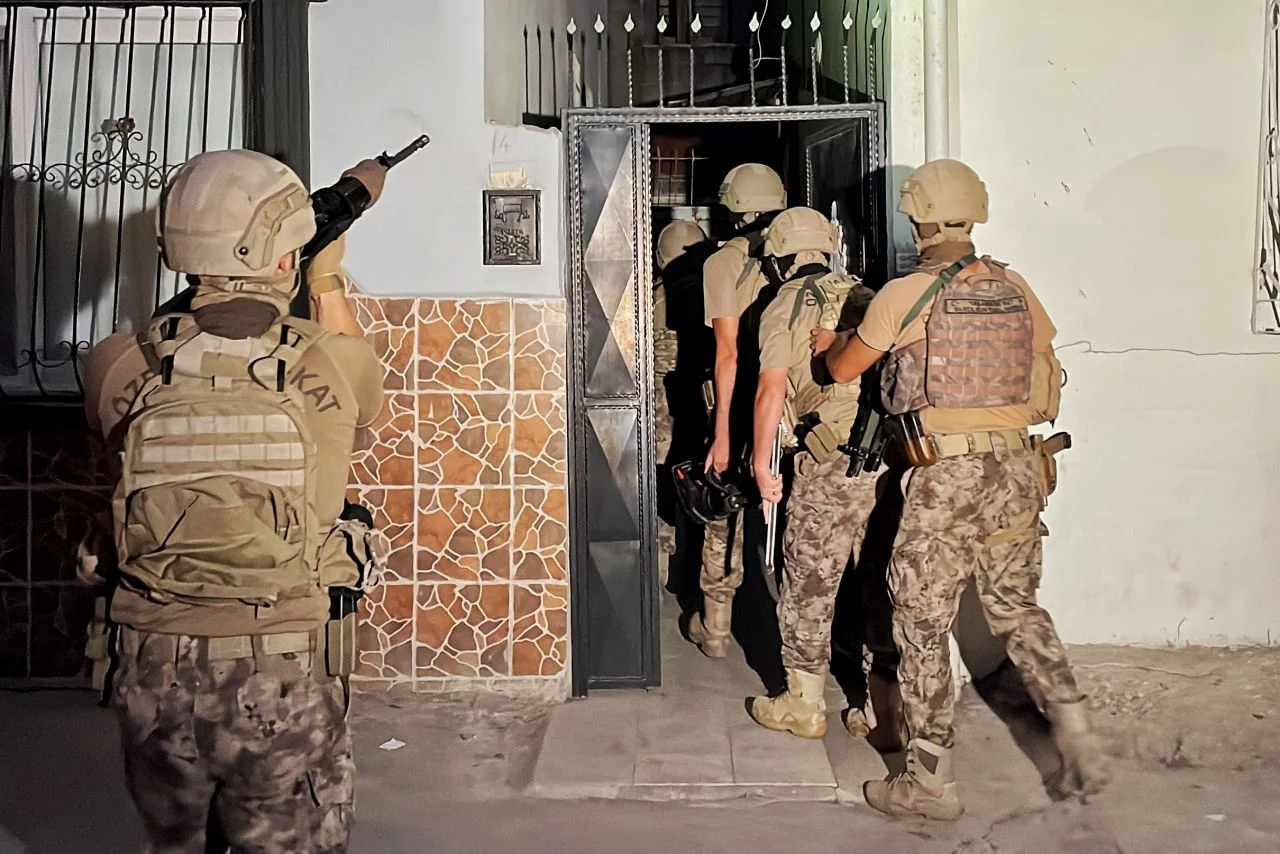 Mersin'de PKK, DEAŞ ve FETÖ'ye eş zamanlı şafak operasyonu!