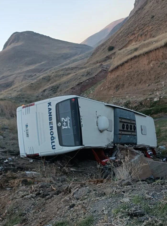 Erzurum'da feci kaza: Yolcu otobüsü şarampole yuvarlandı: 3 ölü, 22 yaralı
