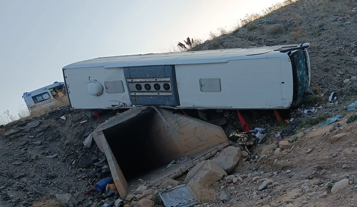 Erzurum'da feci kaza: Yolcu otobüsü şarampole yuvarlandı: 3 ölü, 22 yaralı