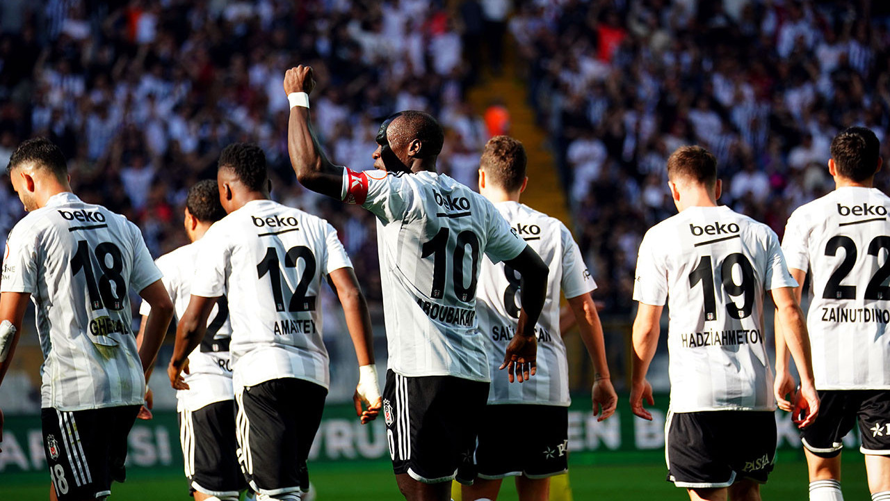 ⚫️⚪️#BurakYılmaz maç sonu taraftarları selamladı #Beşiktaş #İstanbulspor