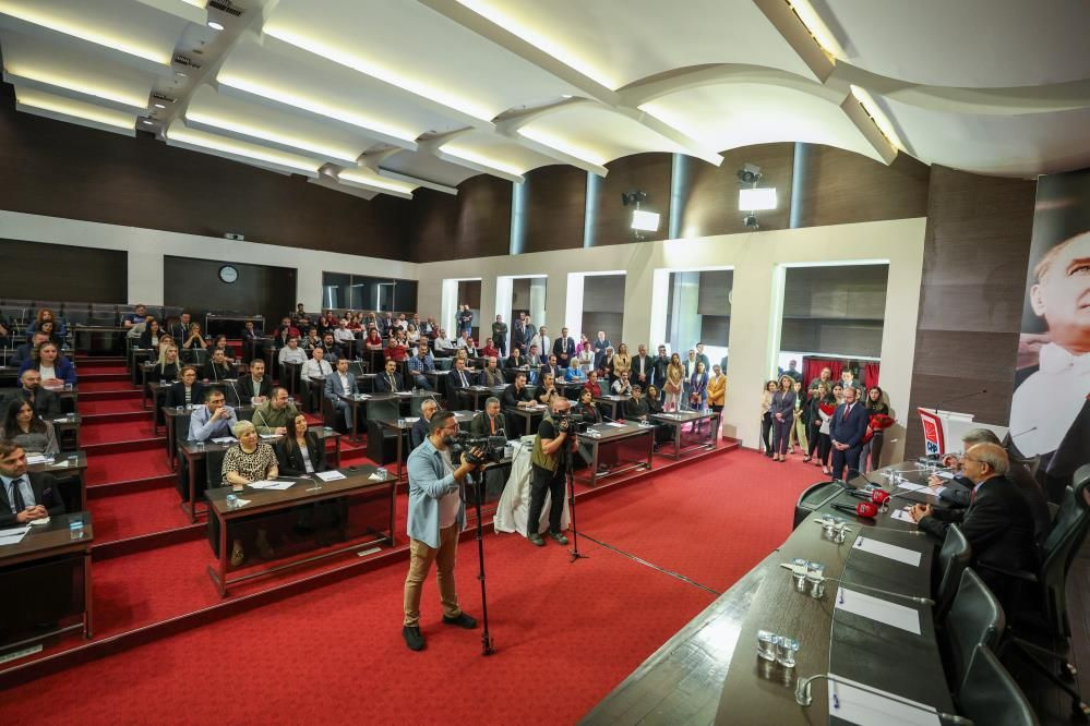 CHP genel merkezi personeliyle vedalaşan Kılıçdaroğlu'ndan dikkat çeken mesaj: Şimdilik hoşça kalın!