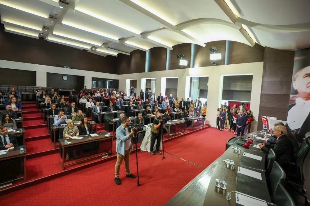 CHP genel merkezi personeliyle vedalaşan Kılıçdaroğlu'ndan dikkat çeken mesaj: Şimdilik hoşça kalın!