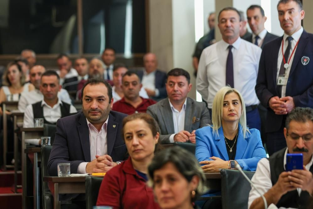 CHP genel merkezi personeliyle vedalaşan Kılıçdaroğlu'ndan dikkat çeken mesaj: Şimdilik hoşça kalın!