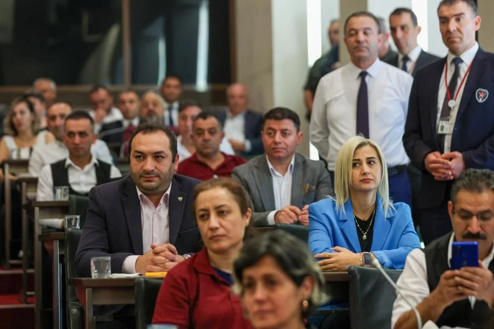 CHP genel merkezi personeliyle vedalaşan Kılıçdaroğlu'ndan dikkat çeken mesaj: Şimdilik hoşça kalın!