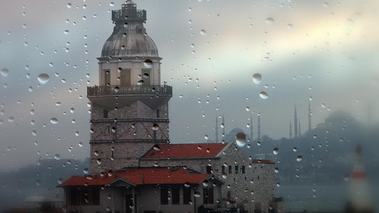 Meteorolojiden İstanbullular için kuvvetli yağış uyarısı! Evden çıkacaklar dikkat: İstanbul'da beklenen yağış başladı....