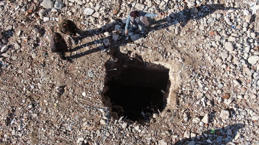 Hatay'da enkazı kaldırılan binanın yerinde 10 metre derinliğinde obruk oluştu